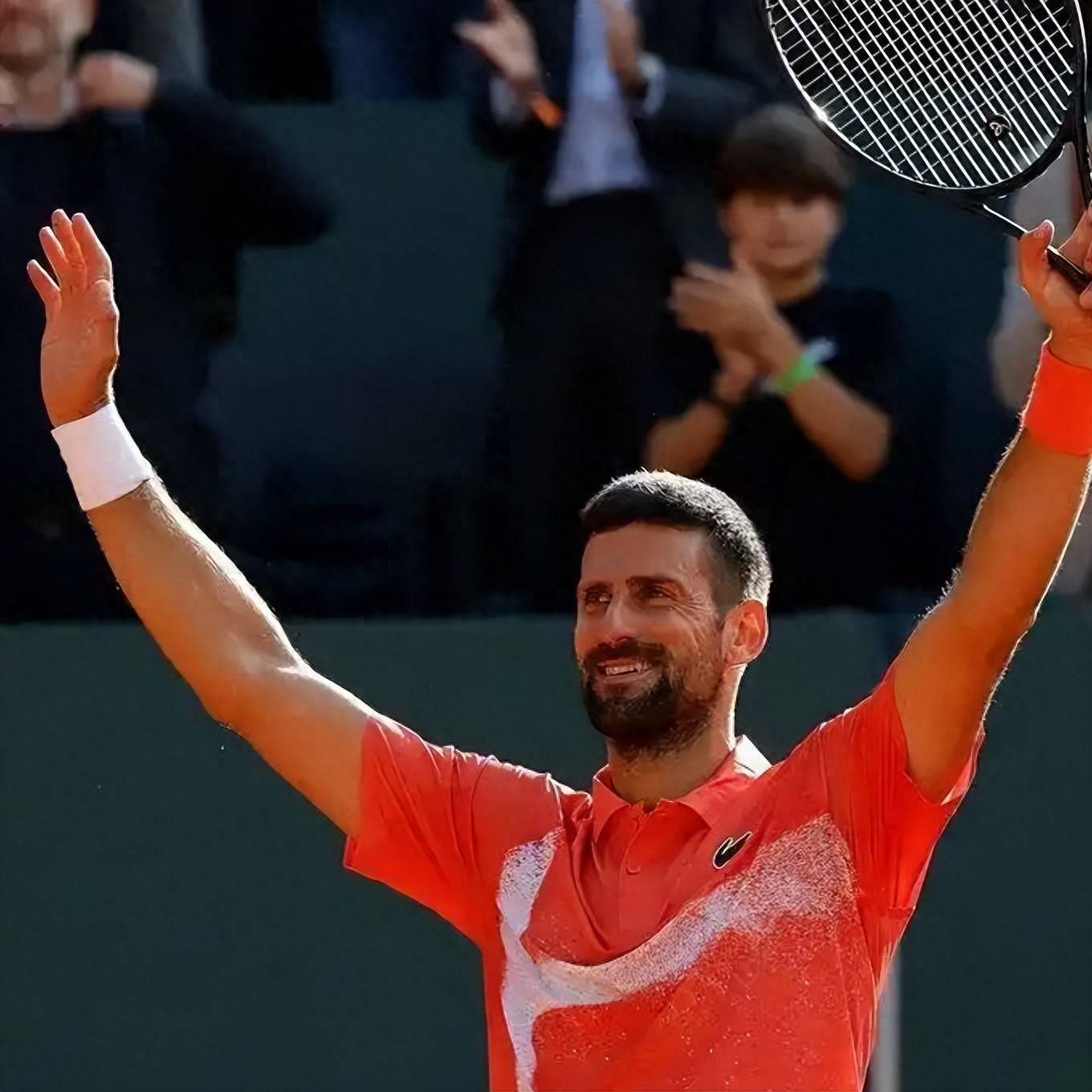 九游娱乐中心-包含比赛局势复杂首场状态出色，巴塞罗那观众沸腾！，德约科维奇重返赛场比赛高潮迭起的词条