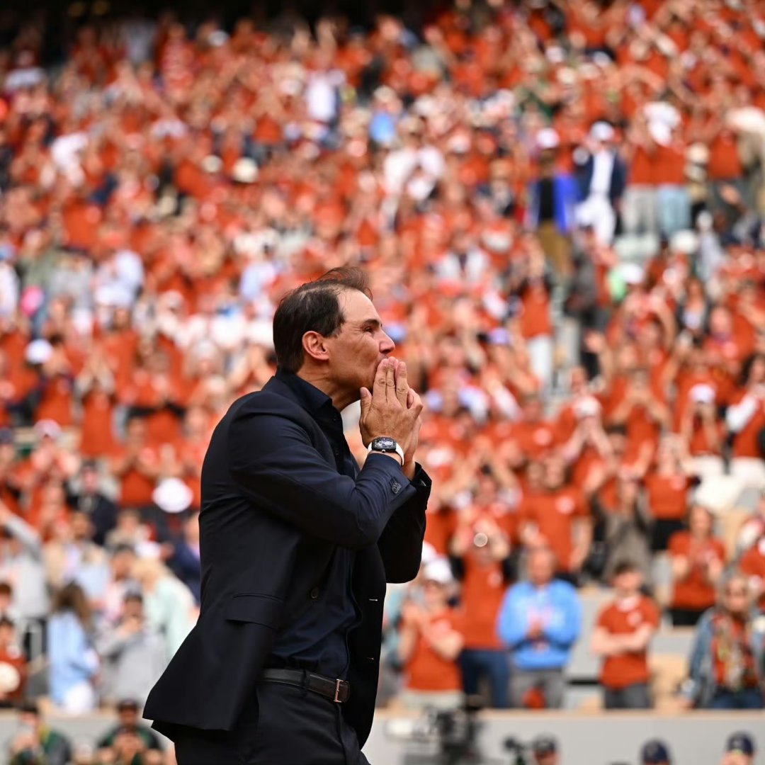 九游正版入口-纳达尔重返赛场，出色发挥首场状态出色，曼联观众沸腾！比赛高潮迭起的简单介绍